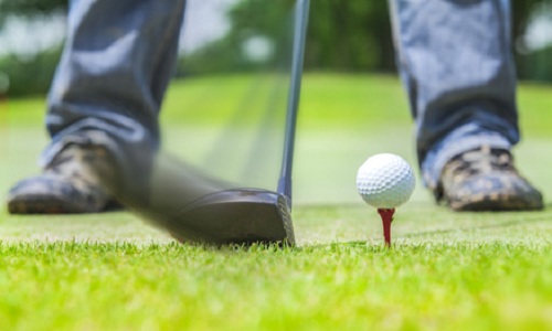Comment prendre une balle de golf plus clean à l’impact?