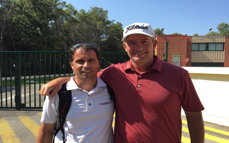 Mark Sweeney (à droite) en compagnie de Loic Gambardella (à gauche) qui a permis cet interview