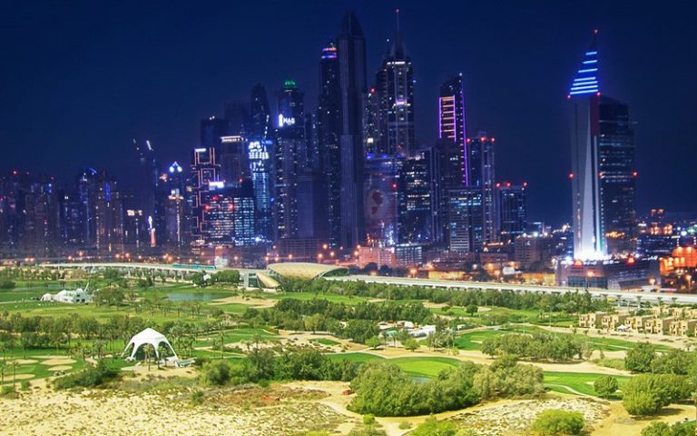 Quand Dubai s’illumine la nuit pour le plaisir des golfeurs
