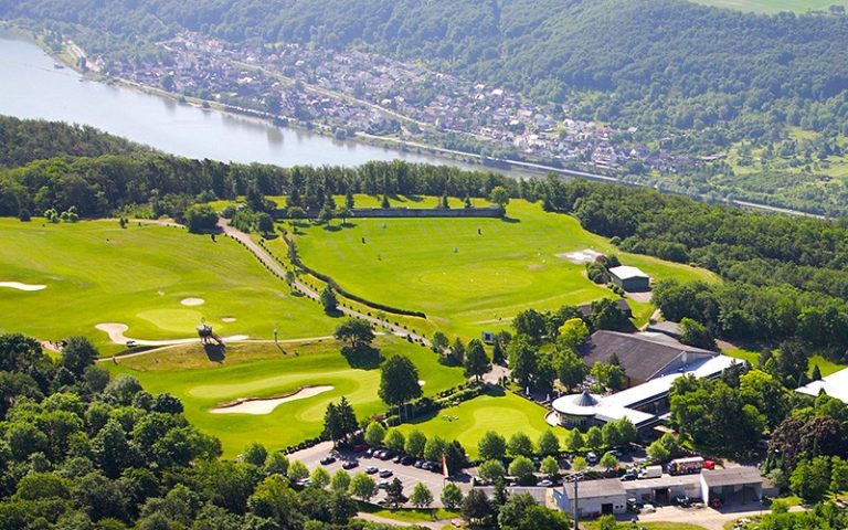 Jouer au golf sur le Jakobsberg, au dessus de la vallée du Rhin