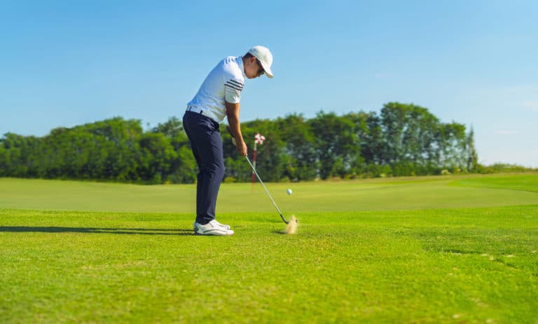 La réussite d’un swing de golf passe par la maîtrise de l’angle d’attaque du club