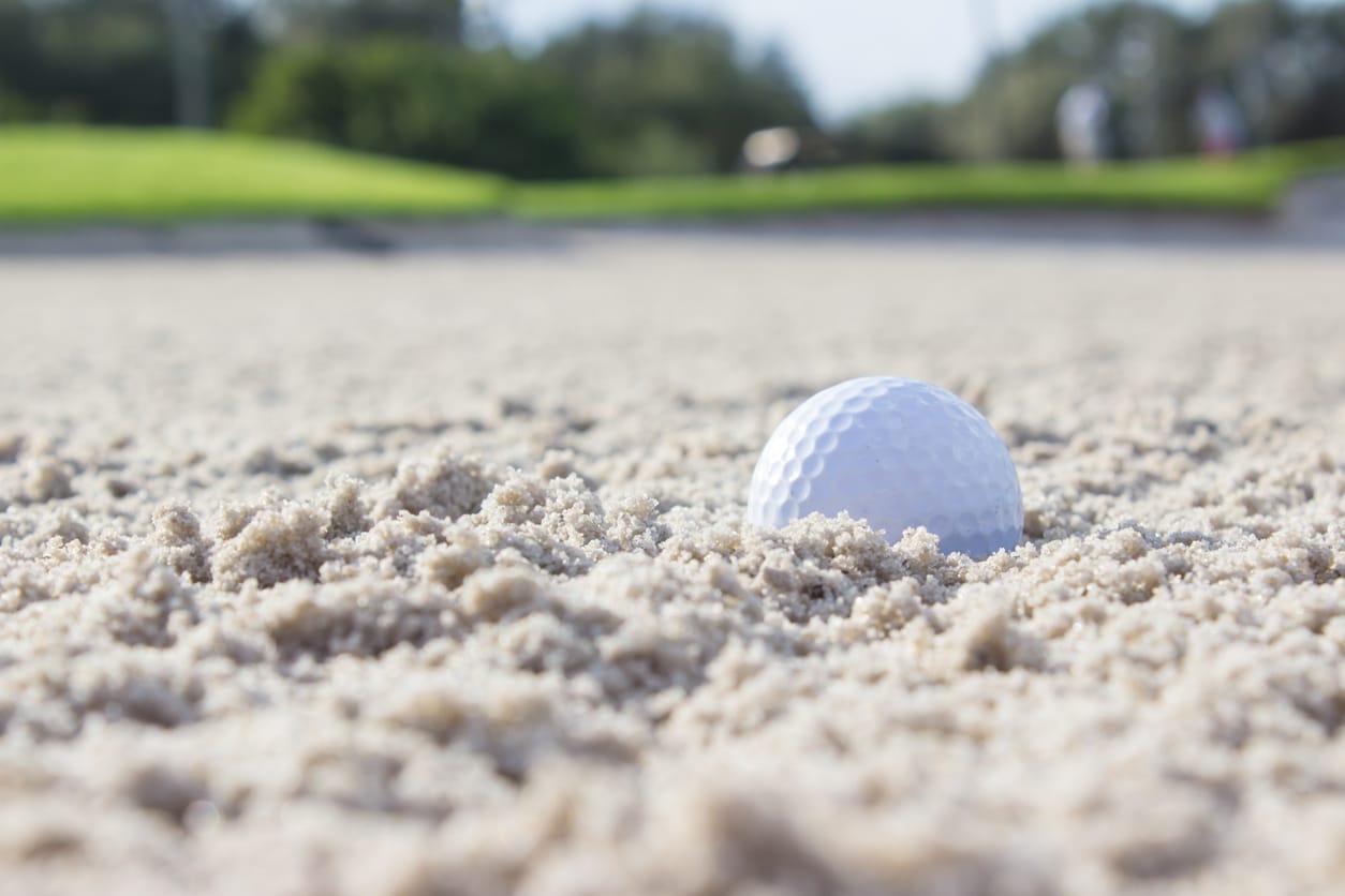 Comment la qualité du sable dans les bunkers affecte le jeu de golf