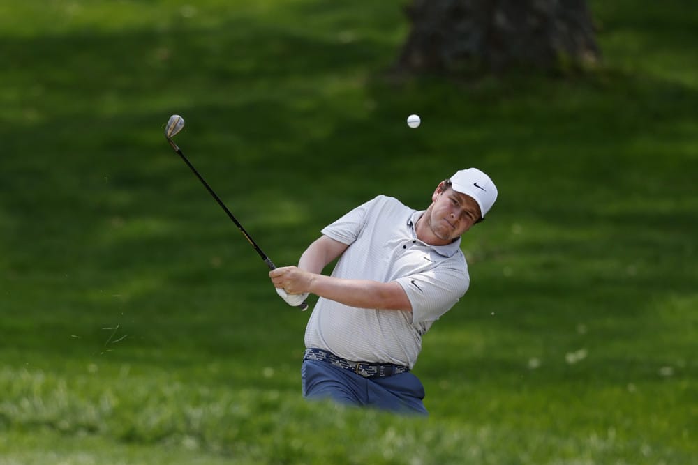Sortie musclée depuis le rough pour Robert MacIntyre Robert MacIntyre exécutant un coup depuis le rough au Memorial Tournament 2025.