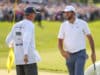 Scottie Scheffler félicite son caddie Ted Scott après sa victoire au Memorial Tournament 2025 à Muirfield Village