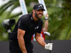 Dustin Johnson au LIV Golf Miami 2025, driver en main, affichant une expression tendue lors du deuxième jour de compétition à Doral.
