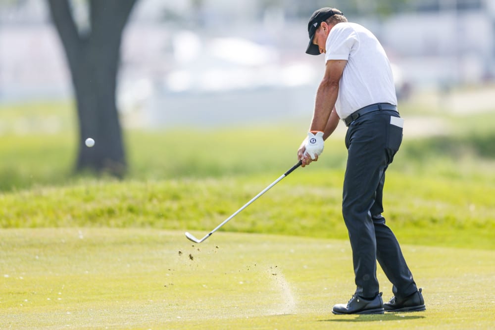 Steve Stricker illustre l'art du wedging sur le PGA Tour Champions 2025 Steve Stricker exécute un coup de wedge précis à 75 mètres lors du PGA Tour Champions à Madison.