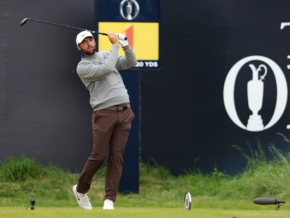 Scottie Scheffler au départ du 1er trou à Royal Portrush – Open 2025 Scottie Scheffler au départ du 1er trou lors du premier tour de l’Open Championship 2025 à Royal Portrush
