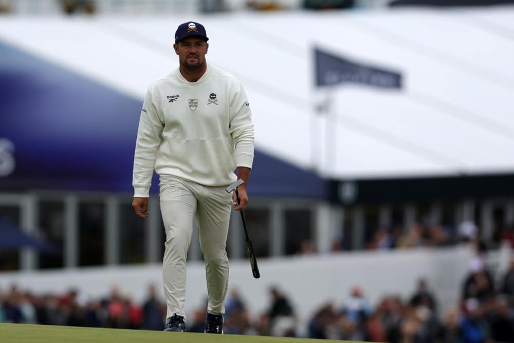 Bryson DeChambeau sur le green du 1er trou à Royal Portrush – Open 2025 Bryson DeChambeau marche vers le green du 1er trou lors du deuxième tour de l’Open Championship 2025 à Royal Portrush