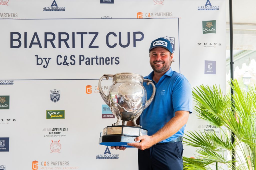 Victor Dubuisson brandit le trophée de la Biarritz Cup 2025