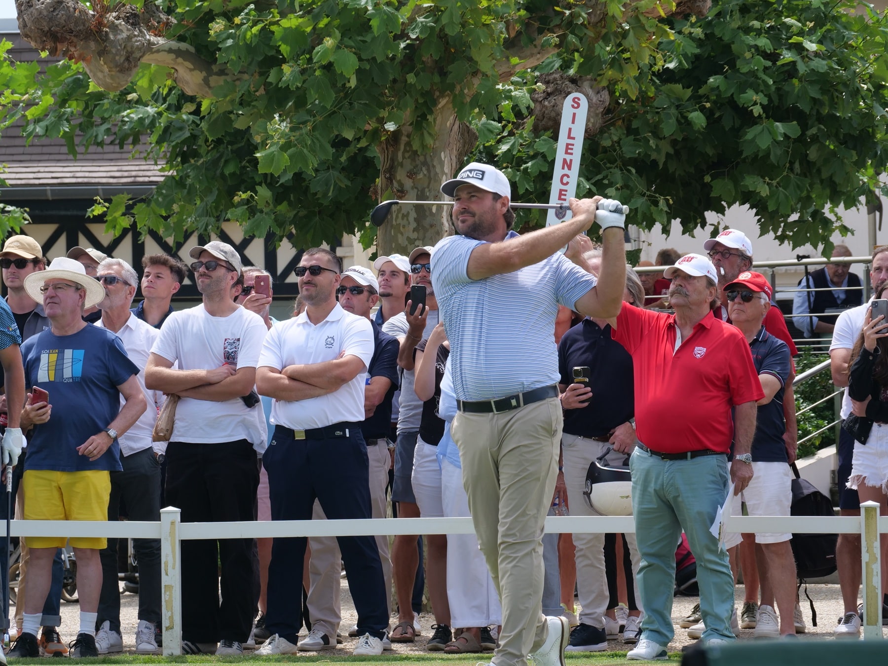 Victor Dubuisson au départ du tournoi – Biarritz Cup 2025 Victor Dubuisson au départ sous les yeux du public lors de la Biarritz Cup 2025